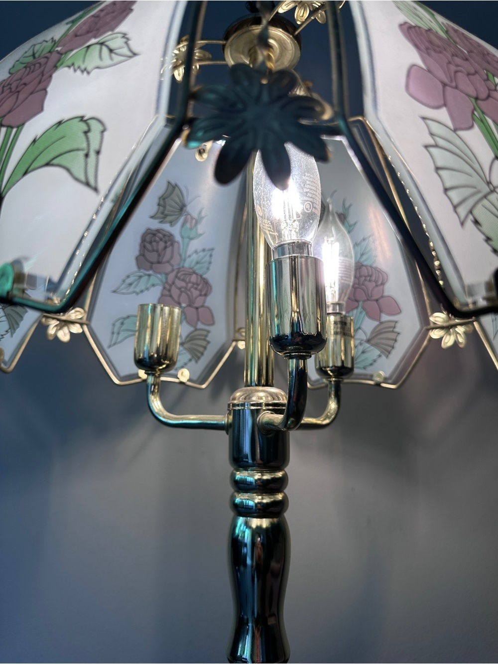 Vintage Hollywood Regency Brass Table Lamp Floral Rose & Butterfly Glass Panels - Picture 3 of 9